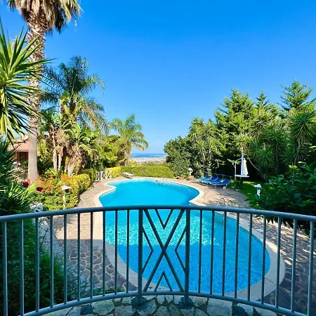 فيلة Talia كاريني